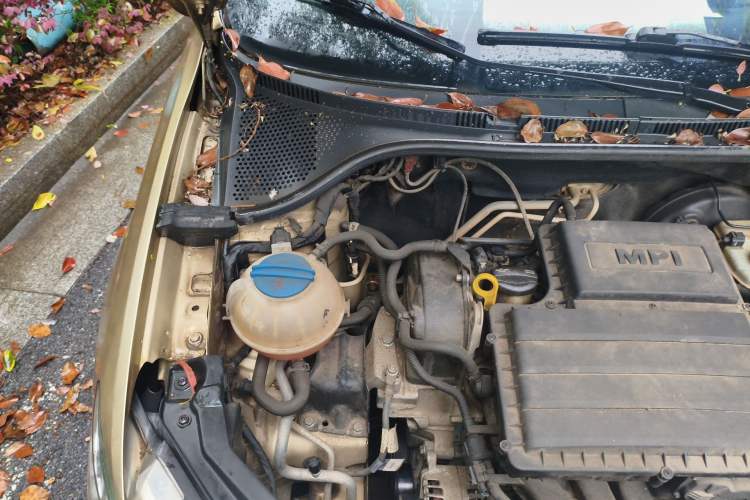Used Volkswagen Santana 2013 1.6L Manual Fashion Edition Engine Bay Right