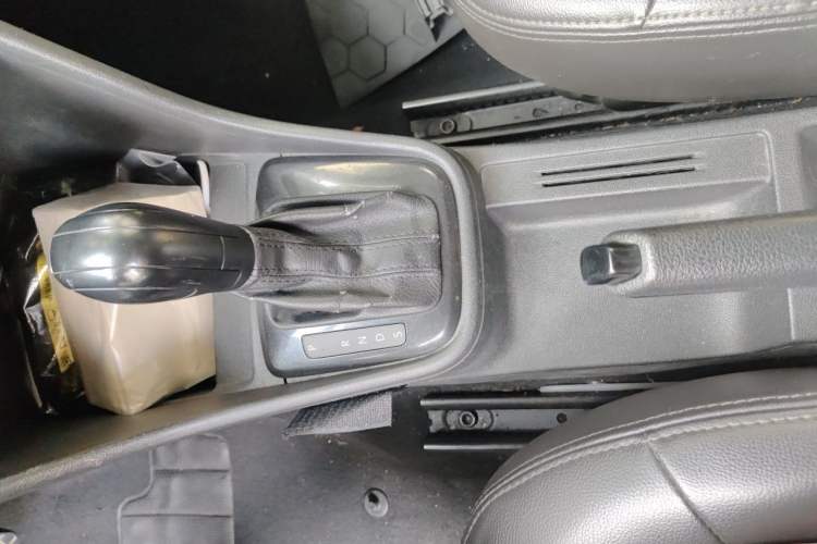 Used Volkswagen Santana 2013 1.6L Automatic Fashion Edition Gear Lever