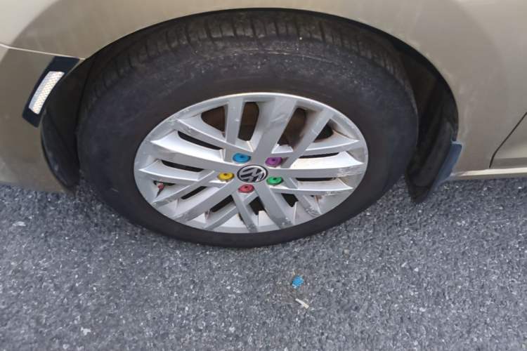 Used Volkswagen Santana 2013 1.6L Automatic Luxury Edition Left Front Wheel Hub