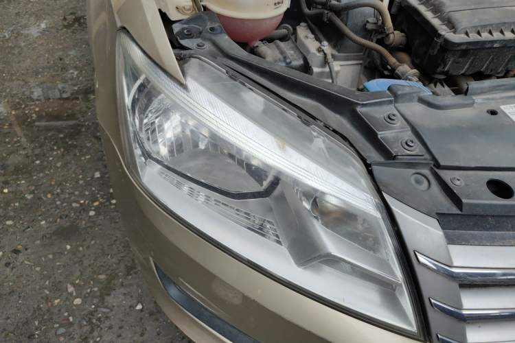 Used Volkswagen Santana 2013 1.6L Manual Luxury Edition Right Front Headlight
