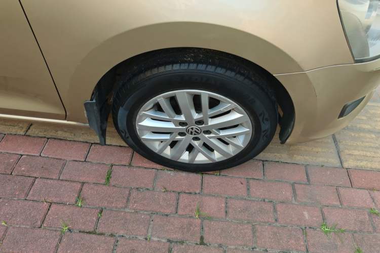 Used Volkswagen Santana 2013 1.6L Automatic Luxury Edition Right Front Wheel Hub