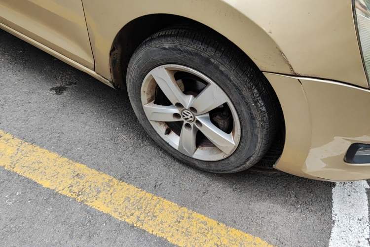 Used Volkswagen Santana 2013 1.6L Automatic Comfort Edition Right Front Wheel Hub