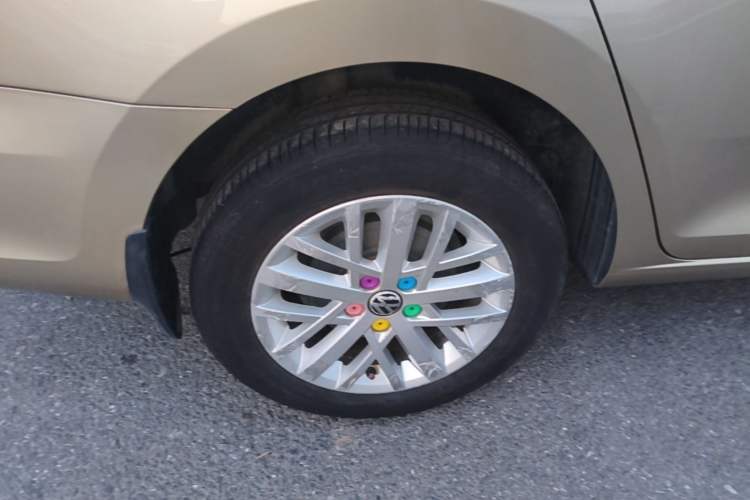 Used Volkswagen Santana 2013 1.6L Automatic Luxury Edition Right Rear Wheel Hub