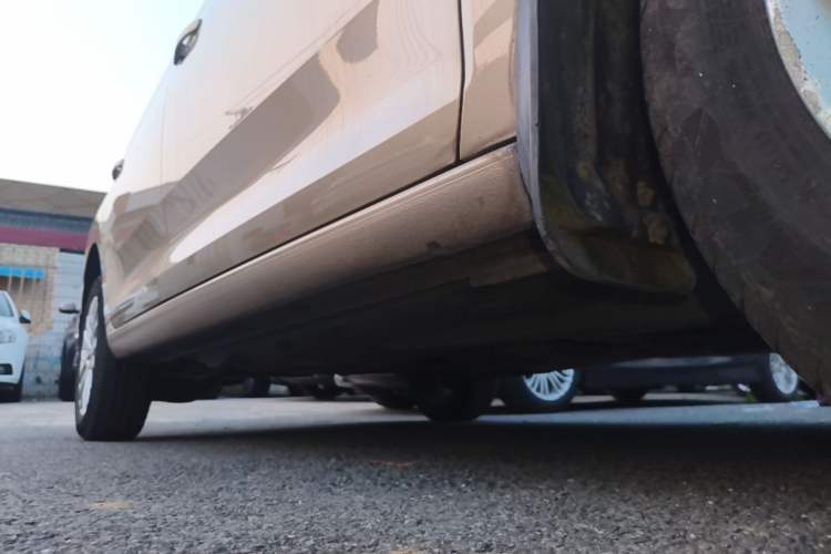 Used Volkswagen Santana 2013 1.6L Automatic Luxury Edition Right Side Sill