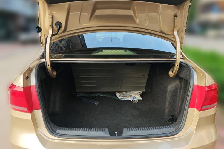 Used Volkswagen Santana 2013 1.6L Automatic Luxury Edition Trunk