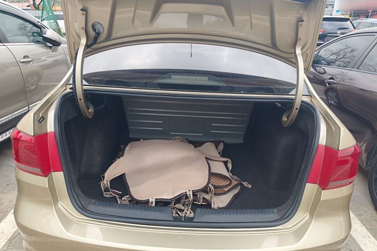 Used Volkswagen Santana 2013 1.6L Automatic Comfort Edition Trunk