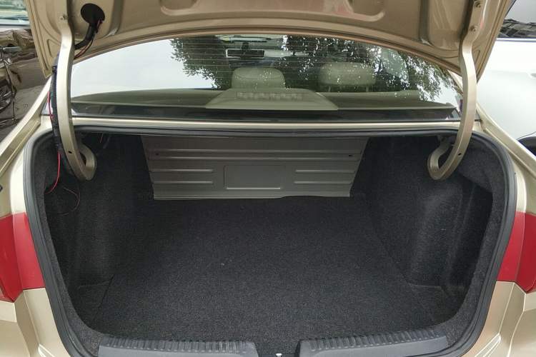 Used Volkswagen Santana 2013 1.6L Automatic Comfort Edition Trunk