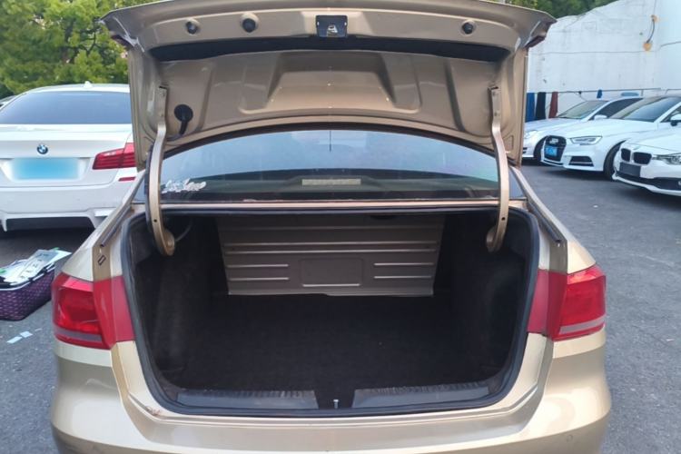 Used Volkswagen Santana 2013 1.6L Automatic Luxury Edition Trunk