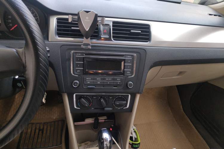 Used Volkswagen Santana 2013 1.6L Automatic Comfort Edition Audio And AC Panel