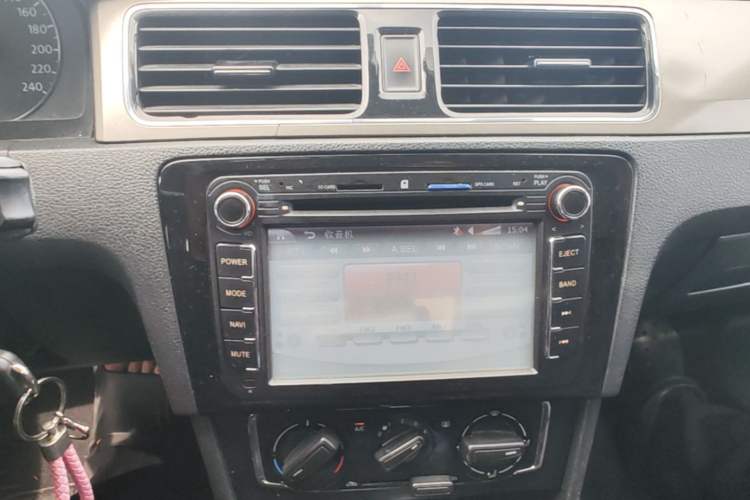 Used Volkswagen Santana 2013 1.6L Automatic Comfort Edition Audio And AC Panel