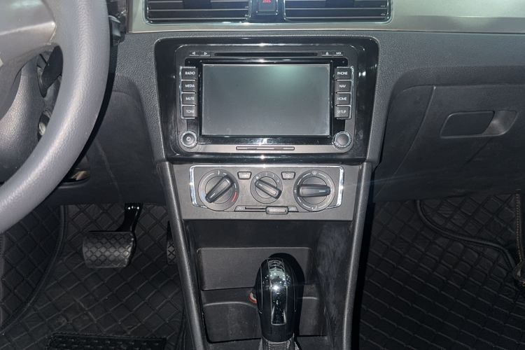 Used Volkswagen Santana 2013 1.6L Automatic Comfort Edition Audio And AC Panel