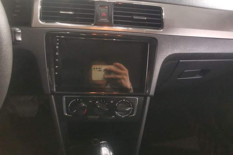 Used Volkswagen Santana 2013 1.6L Automatic Comfort Edition Audio And AC Panel
