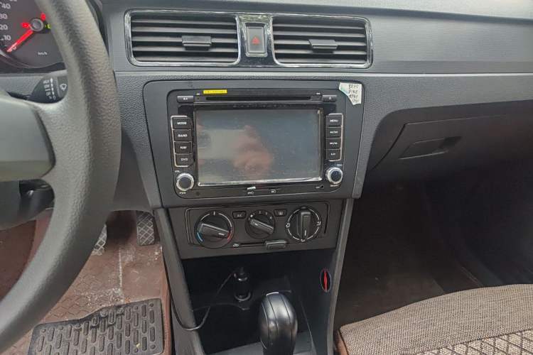 Used Volkswagen Santana 2013 1.6L Automatic Fashion Edition Audio And AC Panel