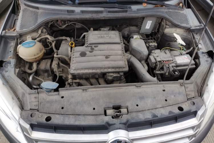 Used Volkswagen Santana 2013 1.6L Manual Fashion Edition Engine Bay