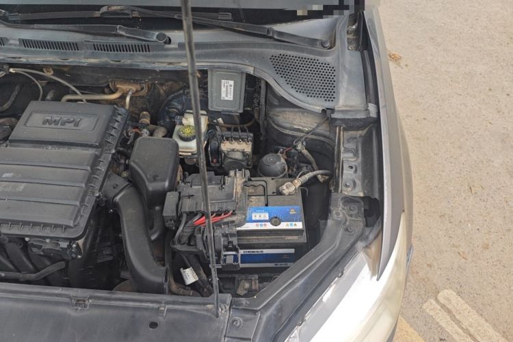 Used Volkswagen Santana 2013 1.6L Manual Fashion Edition Engine Bay Left