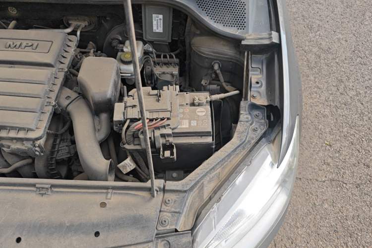 Used Volkswagen Santana 2013 1.6L Manual Fashion Edition Engine Bay Left