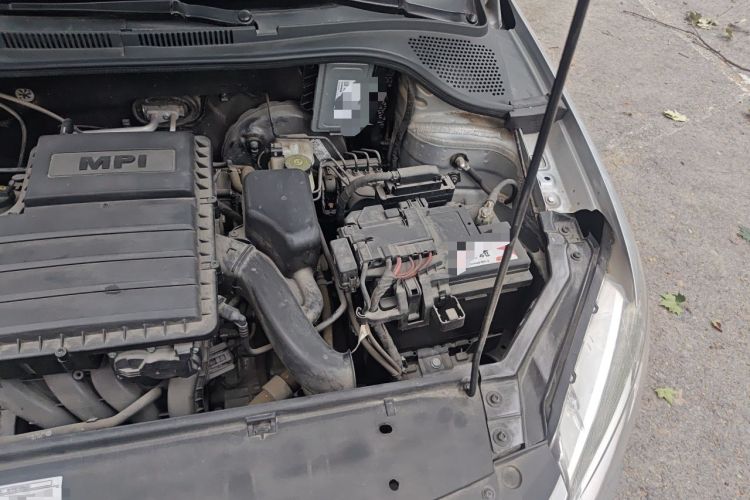 Used Volkswagen Santana 2013 1.6L Automatic Fashion Edition Engine Bay Left