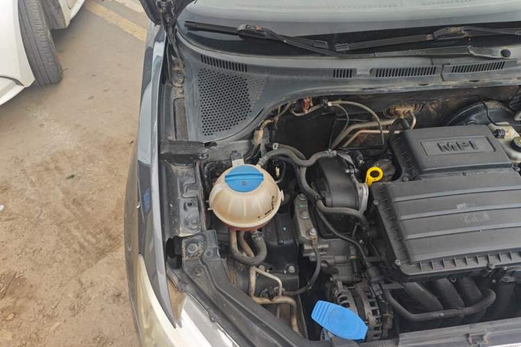 Used Volkswagen Santana 2013 1.6L Manual Fashion Edition Engine Bay Right