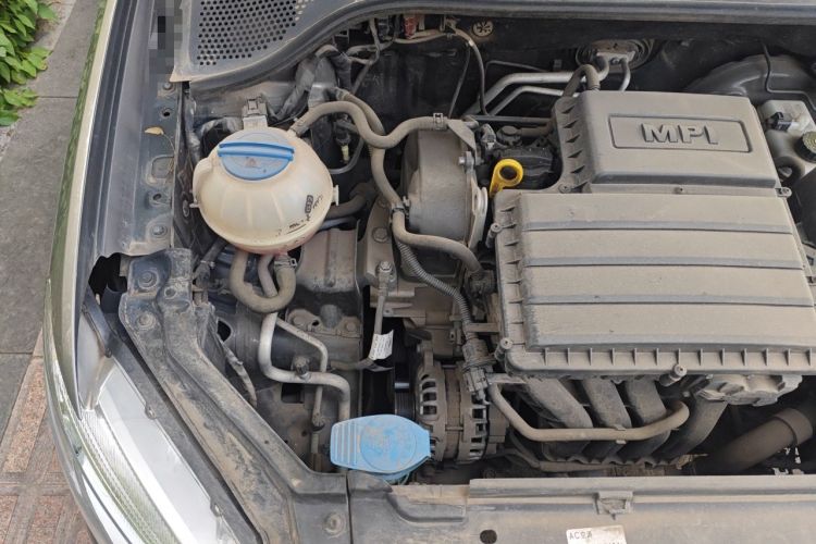 Used Volkswagen Santana 2013 1.6L Manual Fashion Edition Engine Bay Right