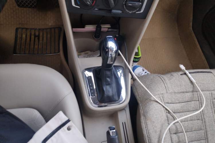 Used Volkswagen Santana 2013 1.6L Automatic Comfort Edition Gear Lever