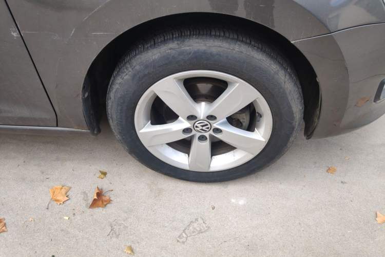 Used Volkswagen Santana 2013 1.6L Automatic Comfort Edition Right Front Wheel Hub