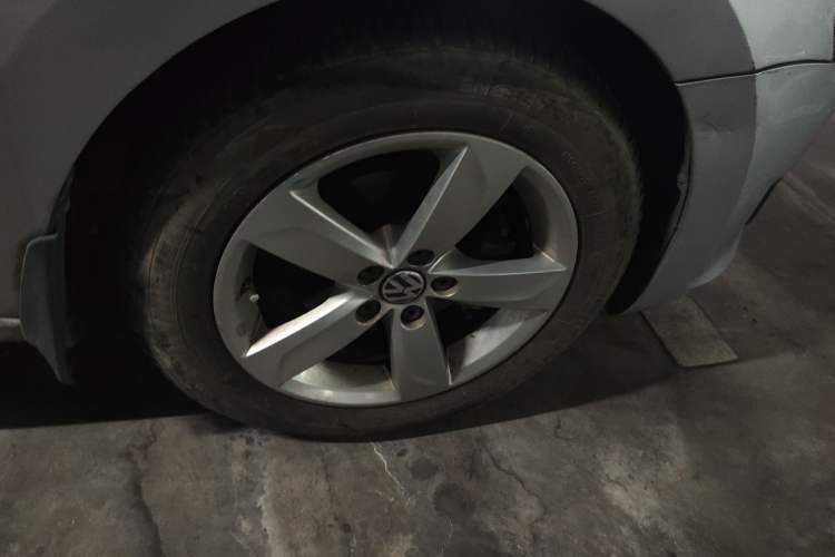 Used Volkswagen Santana 2013 1.6L Automatic Comfort Edition Right Front Wheel Hub