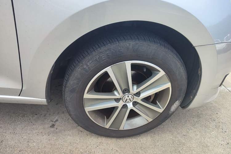 Used Volkswagen Santana 2013 1.6L Automatic Comfort Edition Right Front Wheel Hub