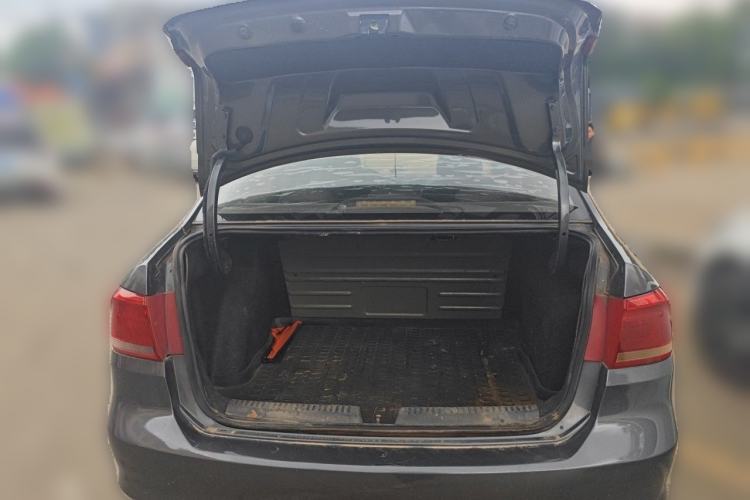 Used Volkswagen Santana 2013 1.6L Manual Fashion Edition Trunk