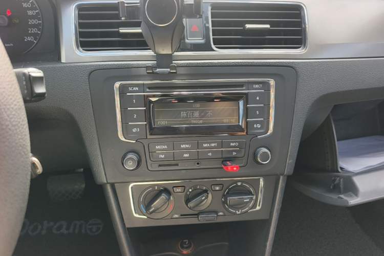 Used Volkswagen Santana 2013 1.6L Automatic Comfort Edition Audio And AC Panel