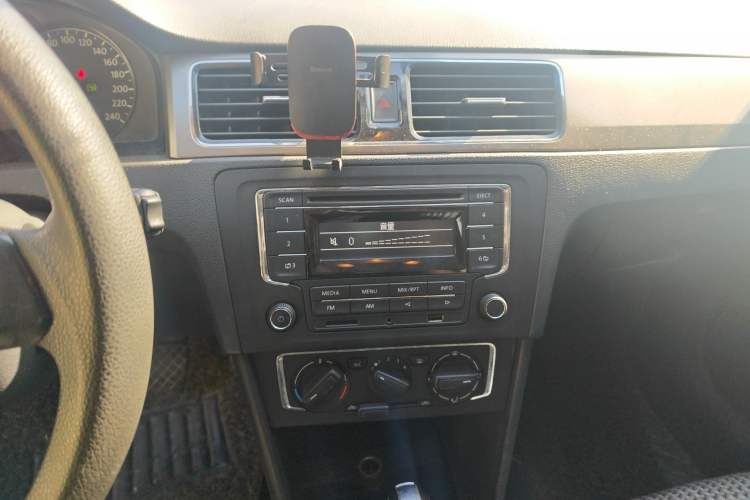 Used Volkswagen Santana 2013 1.6L Automatic Comfort Edition Audio And AC Panel