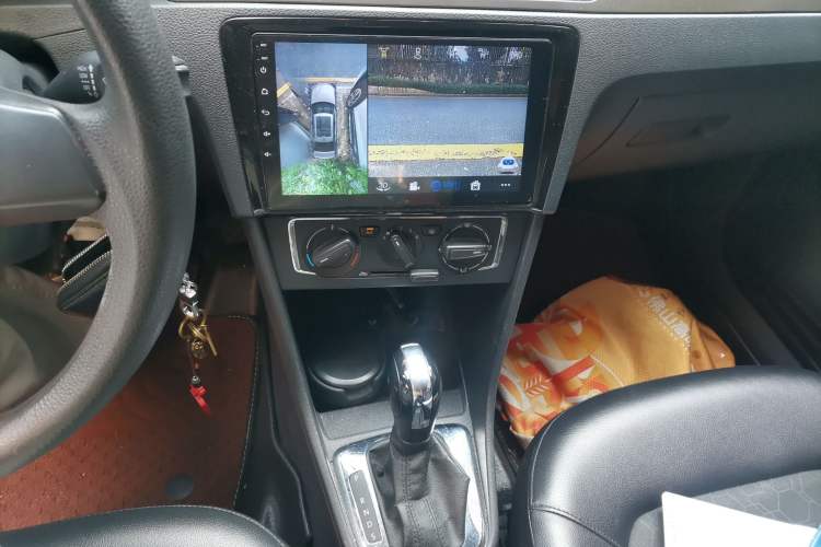 Used Volkswagen Santana 2013 1.6L Automatic Comfort Edition Audio And AC Panel