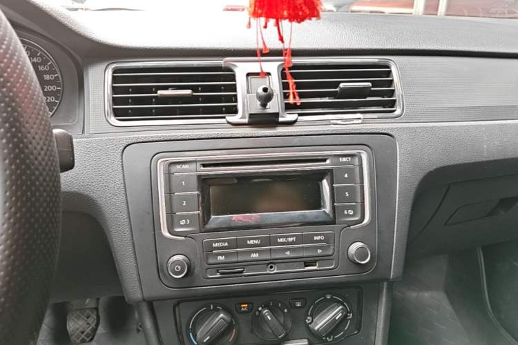 Used Volkswagen Santana 2013 1.4L Manual Fashion Edition Audio And AC Panel