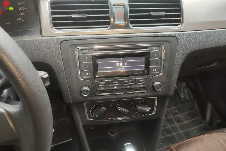 Used Volkswagen Santana 2013 1.6L Automatic Comfort Edition Audio And AC Panel