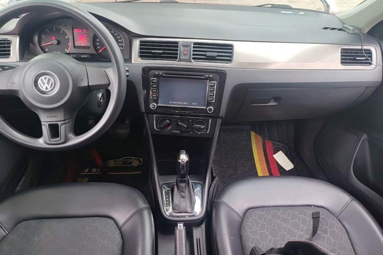 Used Volkswagen Santana 2013 1.6L Automatic Comfort Edition Audio And AC Panel
