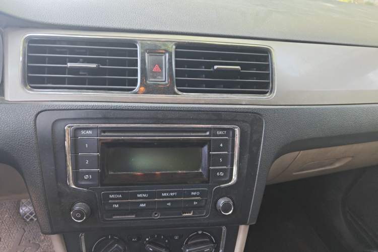 Used Volkswagen Santana 2013 1.6L Manual Comfort Edition Audio And AC Panel