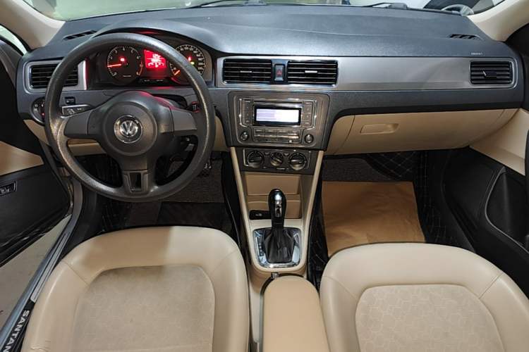 Used Volkswagen Santana 2013 1.6L Automatic Comfort Edition Audio And AC Panel