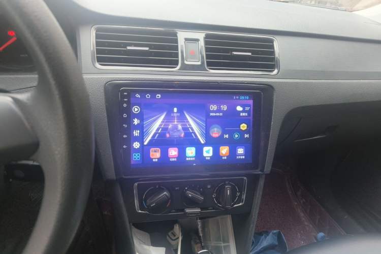 Used Volkswagen Santana 2013 1.6L Automatic Fashion Edition Audio And AC Panel