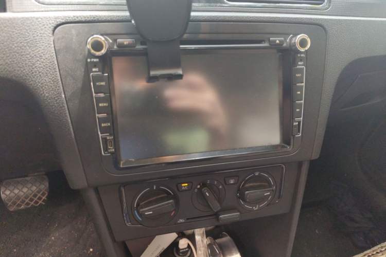 Used Volkswagen Santana 2013 1.6L Automatic Fashion Edition Audio And AC Panel