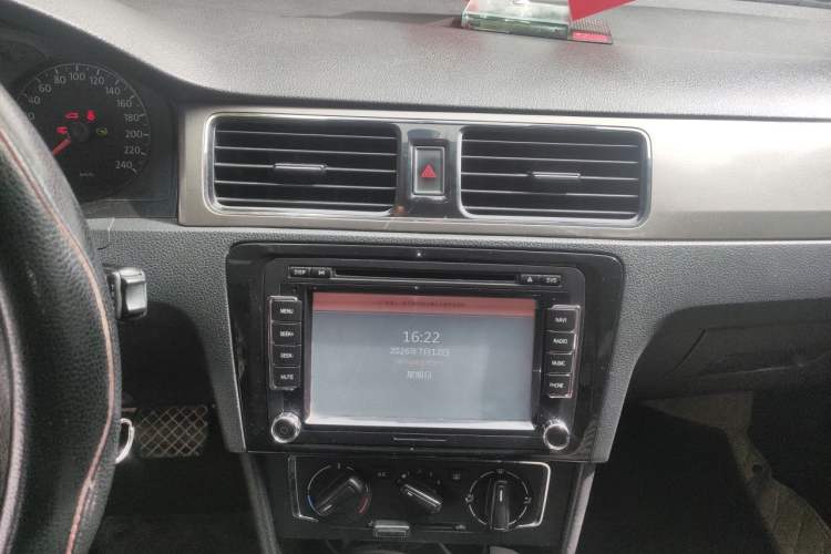 Used Volkswagen Santana 2013 1.6L Automatic Comfort Edition Audio And AC Panel