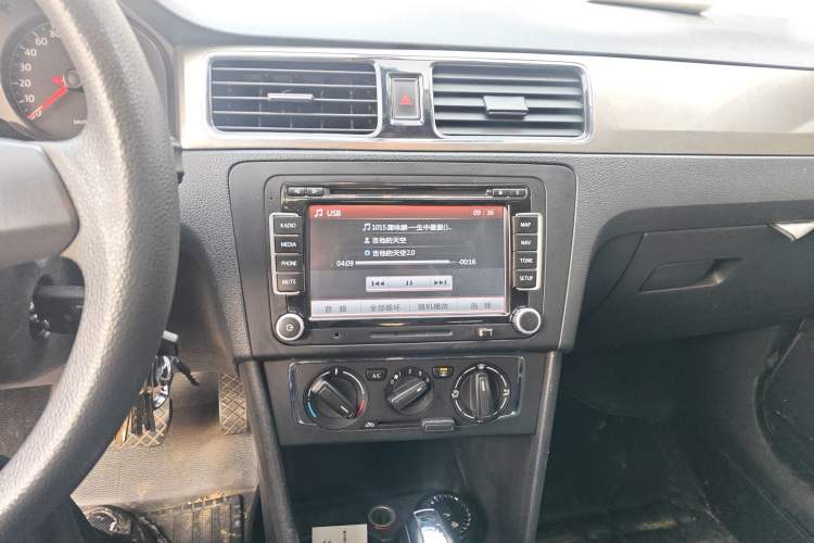 Used Volkswagen Santana 2013 1.6L Automatic Comfort Edition Audio And AC Panel