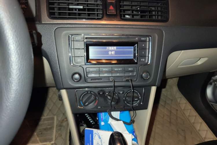 Used Volkswagen Santana 2013 1.6L Automatic Comfort Edition Audio And AC Panel