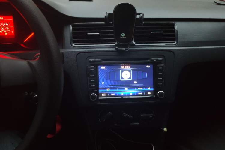 Used Volkswagen Santana 2013 1.6L Manual Fashion Edition Audio And AC Panel