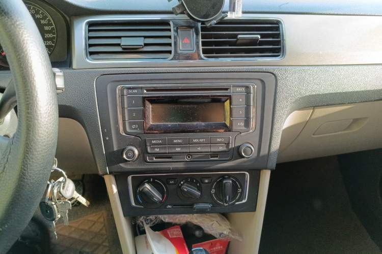 Used Volkswagen Santana 2013 1.6L Automatic Comfort Edition Audio And AC Panel