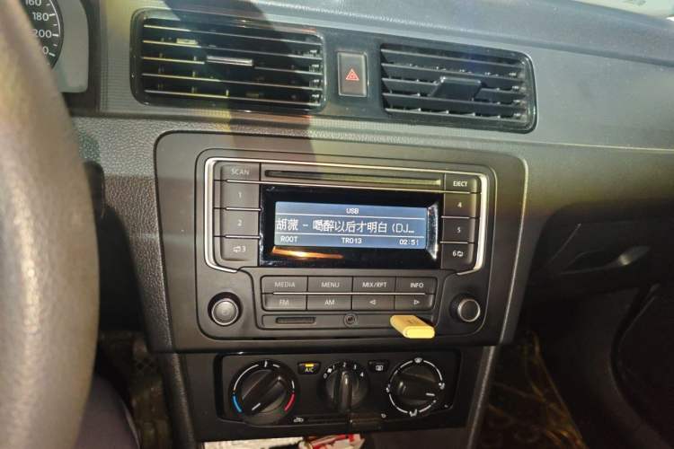 Used Volkswagen Santana 2013 1.6L Automatic Fashion Edition Audio And AC Panel