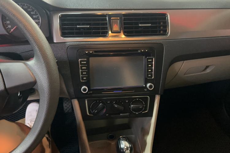 Used Volkswagen Santana 2013 1.6L Automatic Comfort Edition Audio And AC Panel