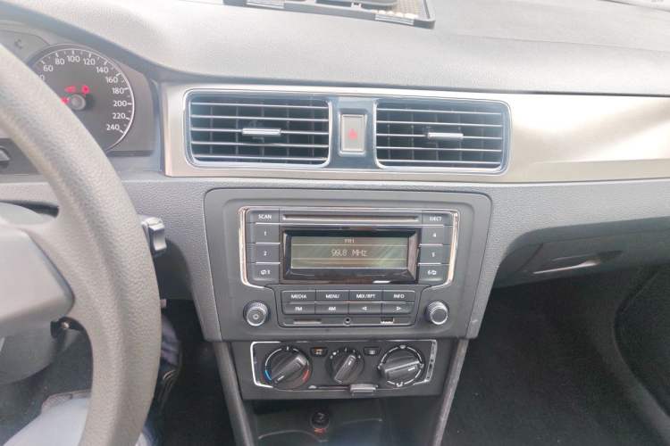 Used Volkswagen Santana 2013 1.6L Automatic Comfort Edition Audio And AC Panel