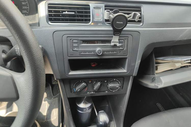 Used Volkswagen Santana 2013 1.6L Automatic Fashion Edition Audio And AC Panel