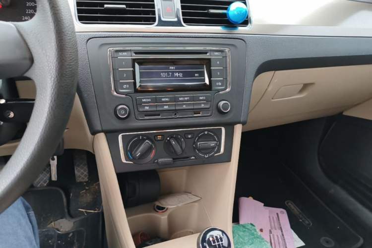 Used Volkswagen Santana 2013 1.6L Manual Comfort Edition Audio And AC Panel
