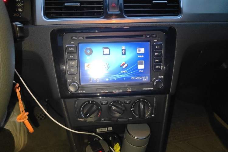 Used Volkswagen Santana 2013 1.6L Manual Comfort Edition Audio And AC Panel