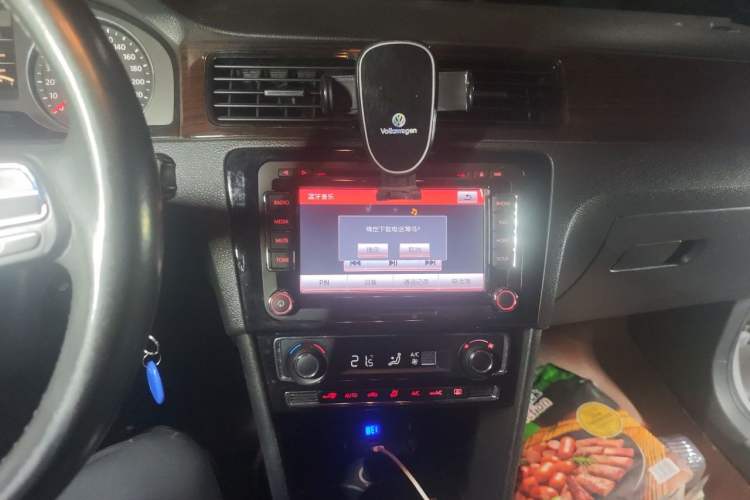 Used Volkswagen Santana 2013 1.6L Automatic Luxury Edition Audio And AC Panel